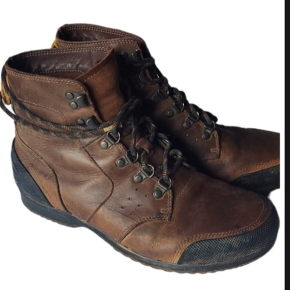 mid rise hiking boots